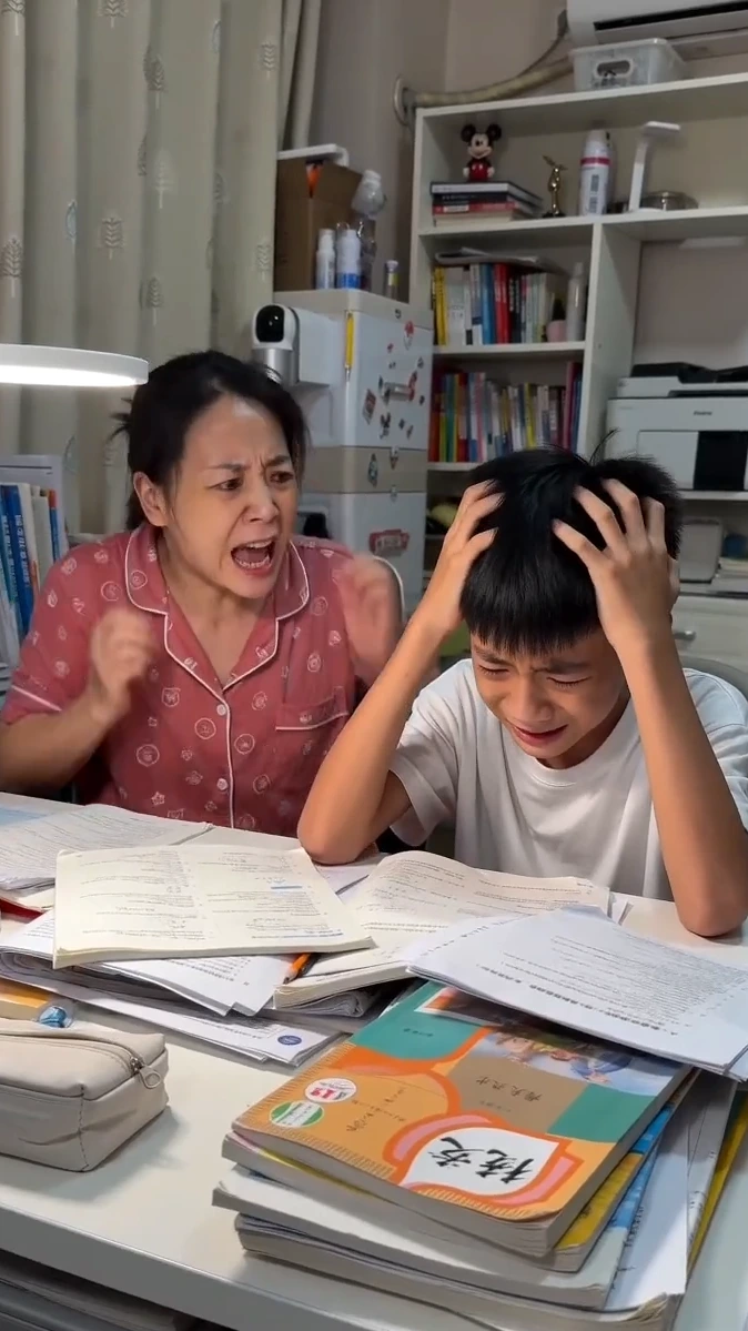 母子为学习情绪崩溃的场景图