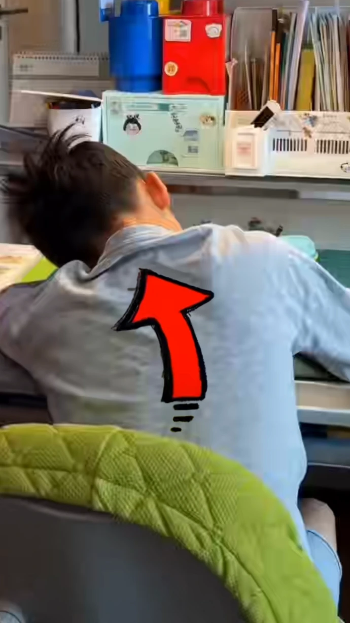 孩子坐姿不端正示意图